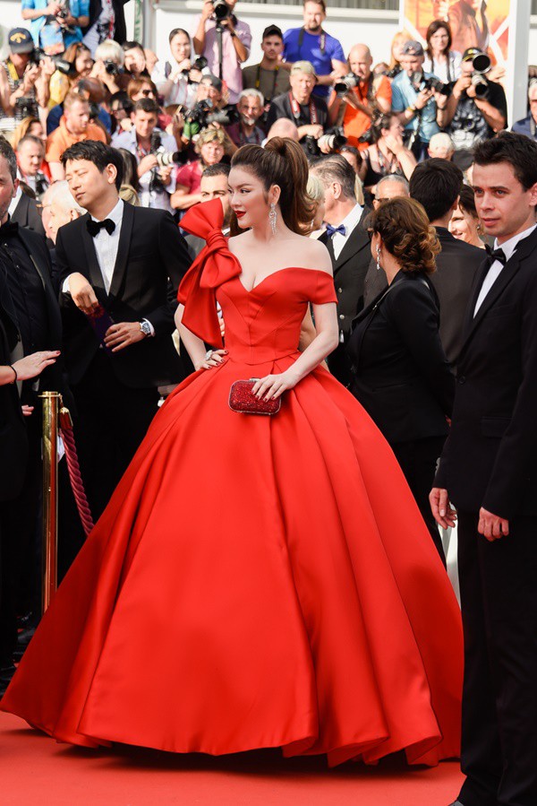 Lý Nhã Kỳ đẹp rực rỡ, khoe ngực nóng bỏng trong thiết kế Việt tại LHP Cannes 2018 Lý Nhã Kỳ đẹp rực rỡ, khoe ngực nóng bỏng trong thiết kế Việt tại LHP Cannes 2018